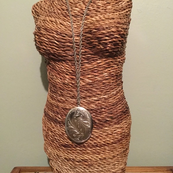 Vint 60's Trifari Silver locket - Art Deco Style Locket - Embossed Oval Locket - Picture 2 of 7